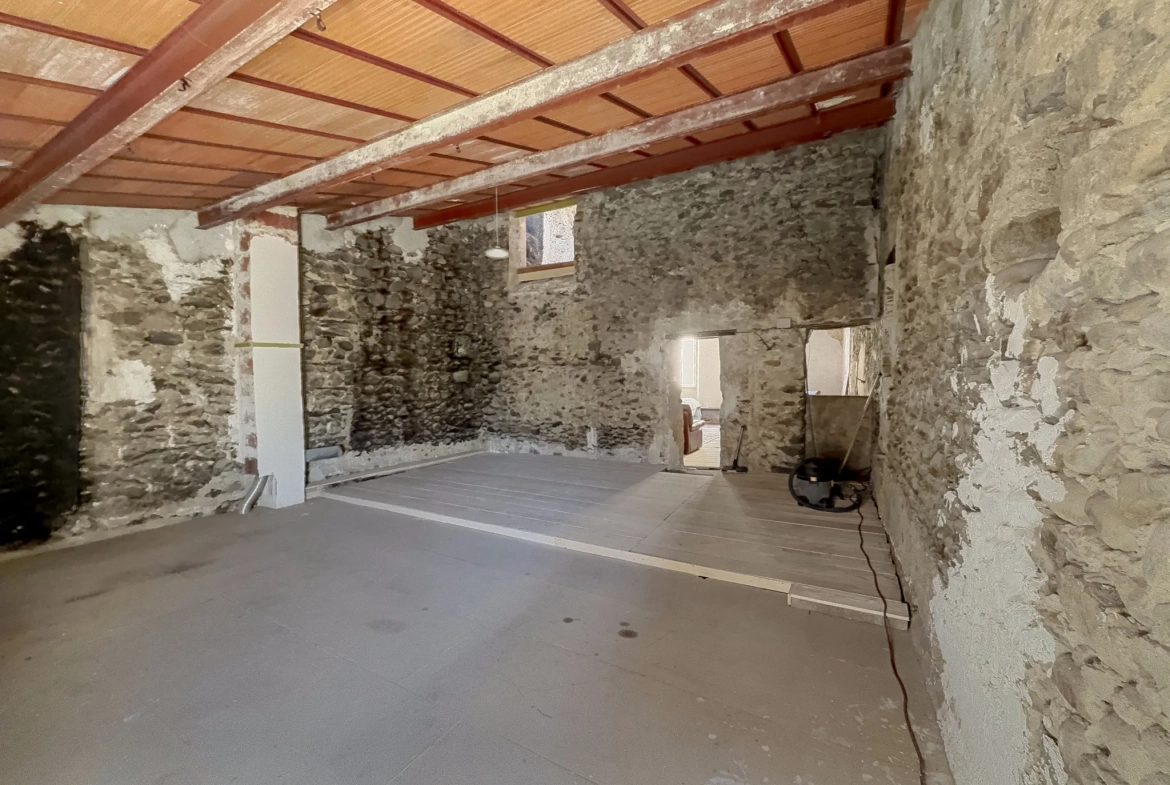 Maison de village à Céret avec garage, terrasse et potentiel de rénovation 