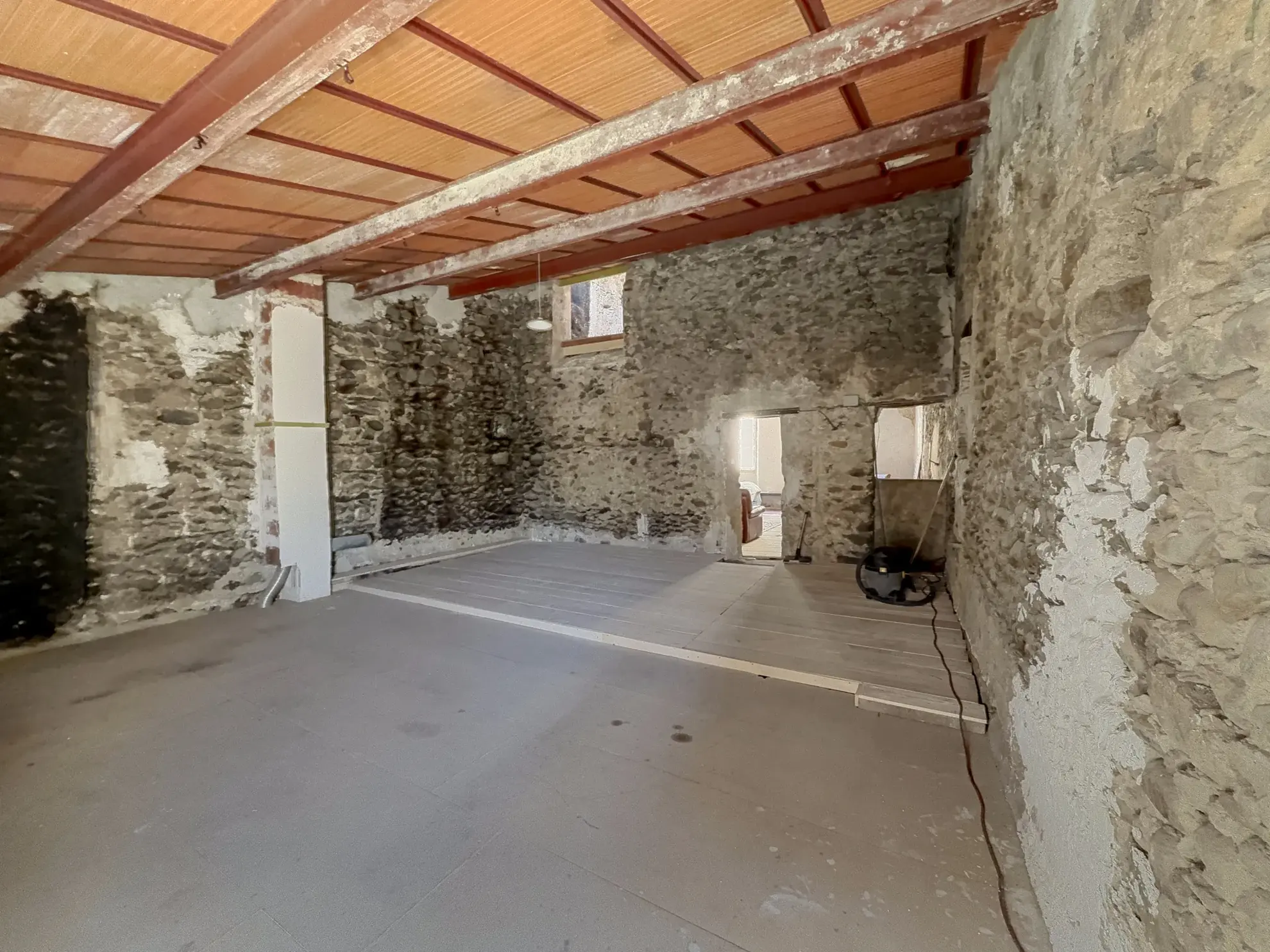 Maison de village à Céret avec garage, terrasse et potentiel de rénovation 