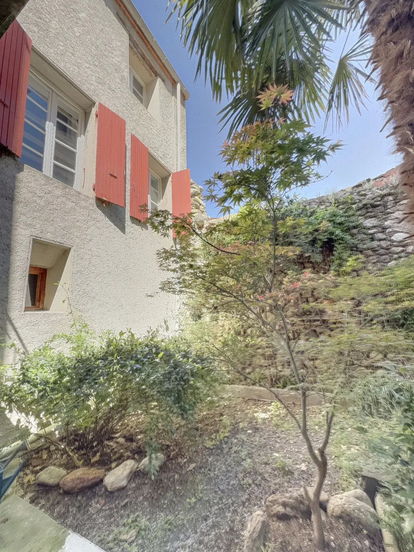 Maison de village à Céret avec garage, terrasse et potentiel de rénovation 