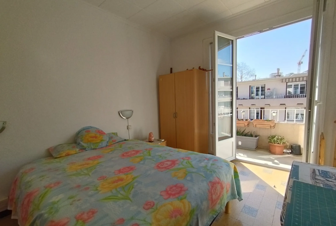 Appartement traversant avec balcon, parking et cave à Toulon La Loubière 