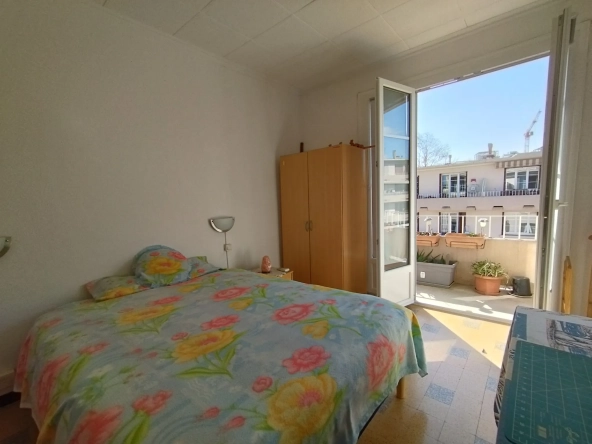 Appartement traversant avec balcon, parking et cave à Toulon La Loubière 