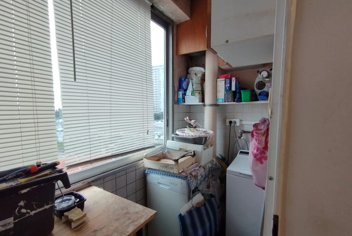 Appartement traversant avec balcon, parking et cave à Toulon La Loubière 