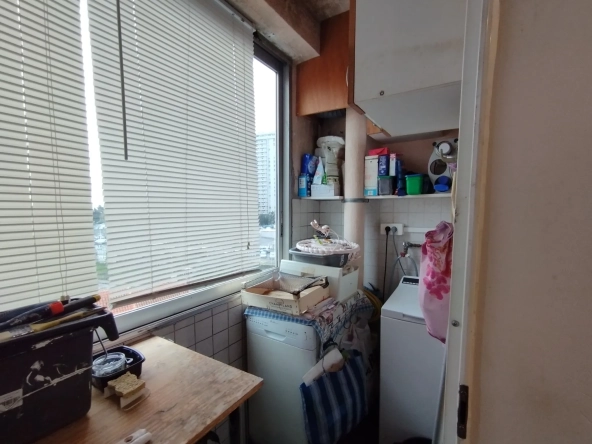 Appartement traversant avec balcon, parking et cave à Toulon La Loubière 