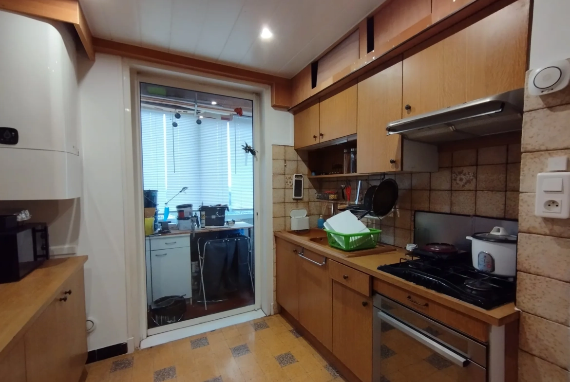 Appartement traversant avec balcon, parking et cave à Toulon La Loubière 