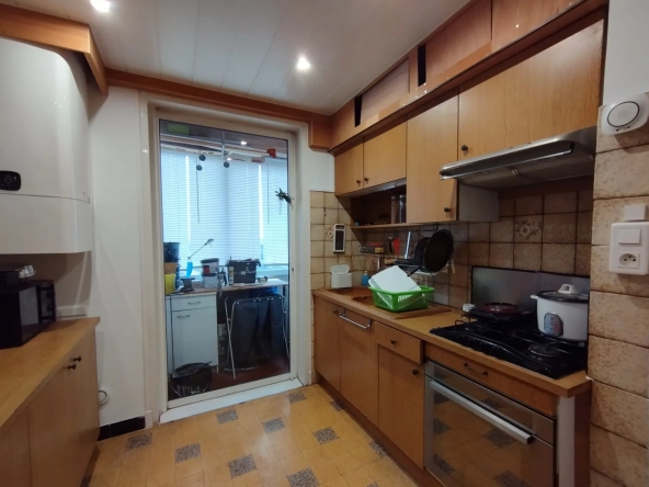 Appartement traversant avec balcon, parking et cave à Toulon La Loubière 