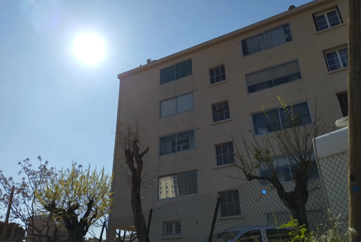 Appartement traversant avec balcon, parking et cave à Toulon La Loubière 