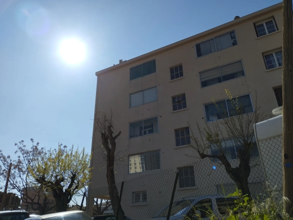 Appartement traversant avec balcon, parking et cave à Toulon La Loubière 