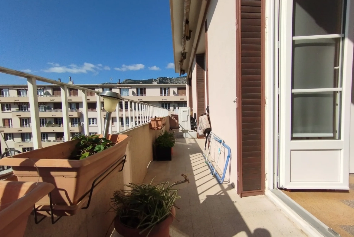 Appartement traversant avec balcon, parking et cave à Toulon La Loubière 