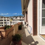 Appartement traversant avec balcon, parking et cave à Toulon La Loubière