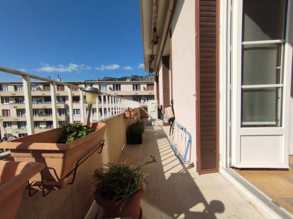 Appartement traversant avec balcon, parking et cave à Toulon La Loubière