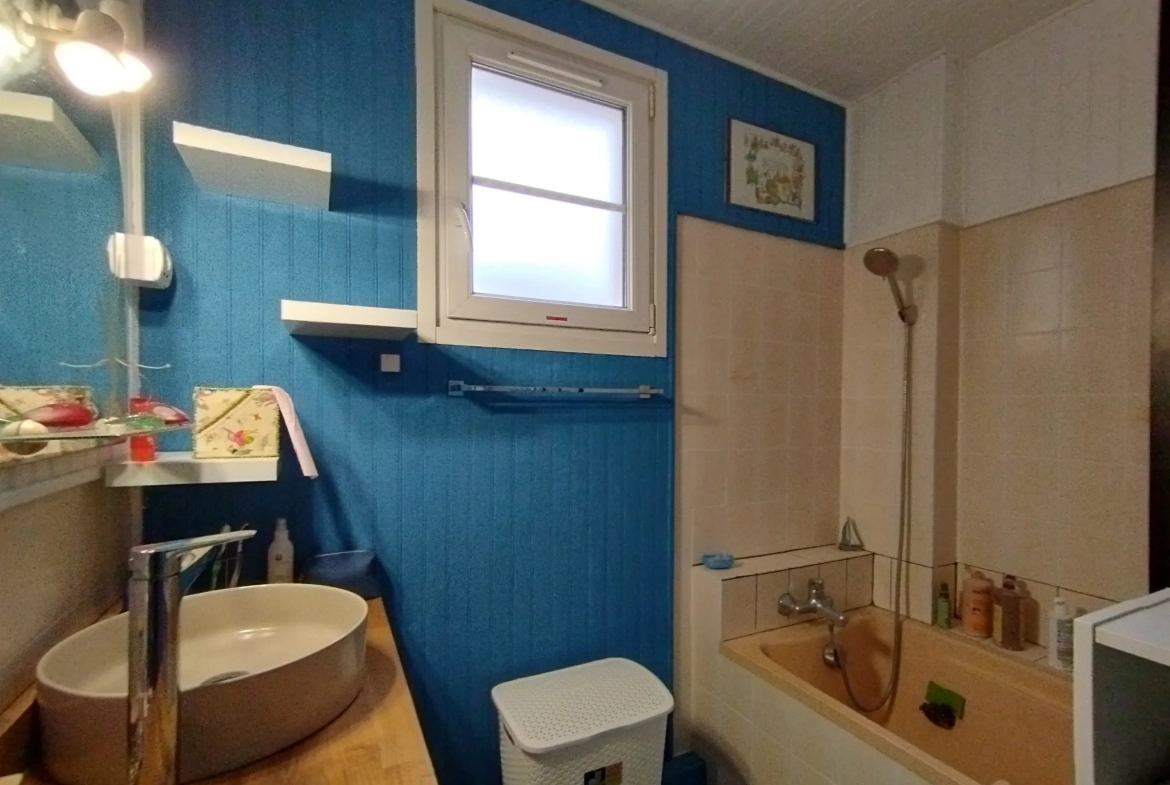Appartement traversant avec balcon, parking et cave à Toulon La Loubière 