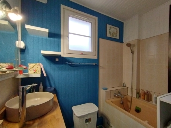 Appartement traversant avec balcon, parking et cave à Toulon La Loubière 
