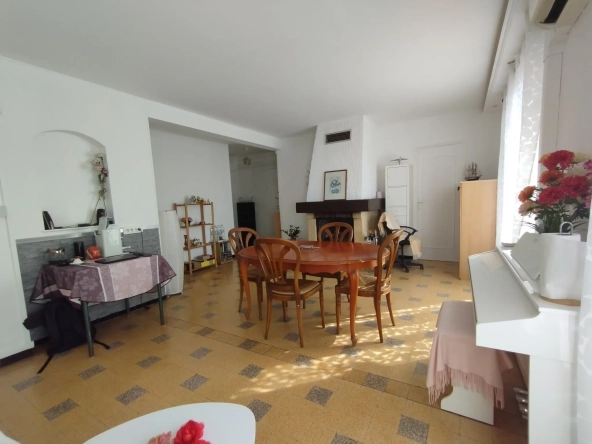 Appartement traversant avec balcon, parking et cave à Toulon La Loubière 