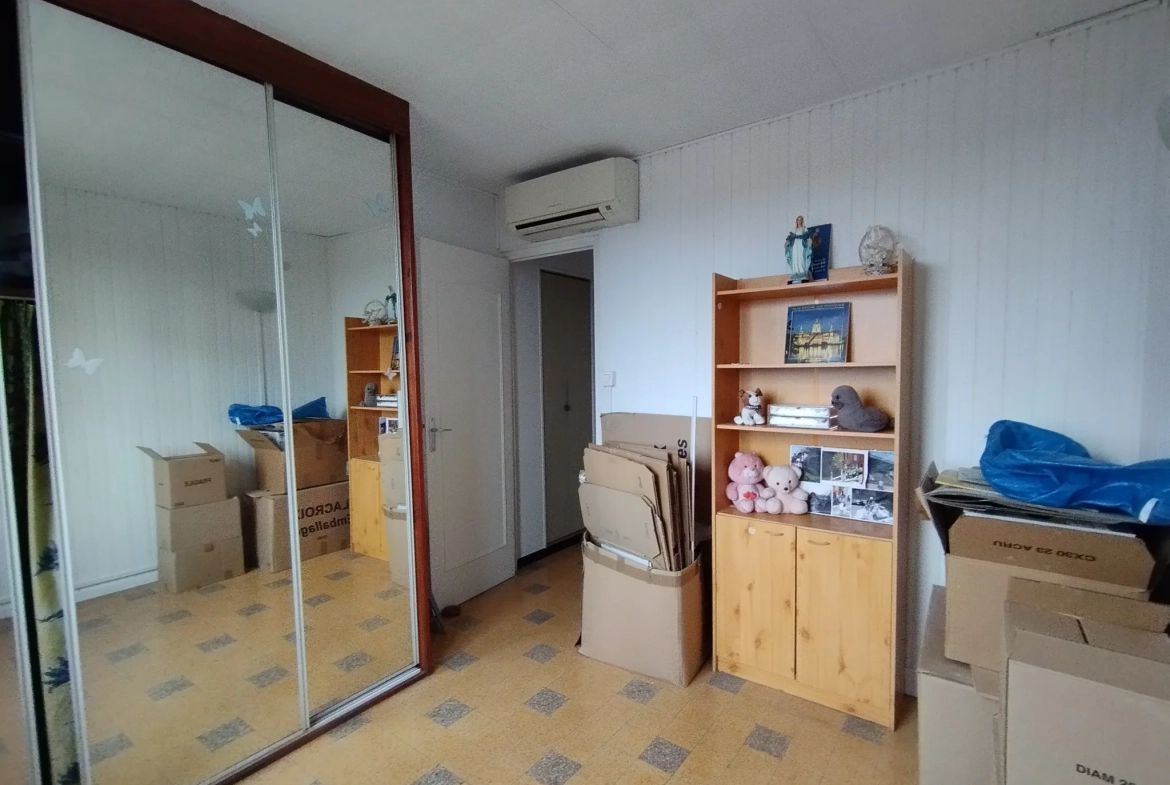 Appartement traversant avec balcon, parking et cave à Toulon La Loubière 