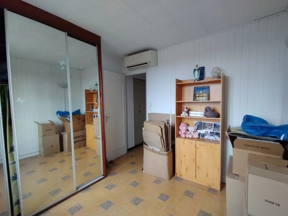 Appartement traversant avec balcon, parking et cave à Toulon La Loubière 