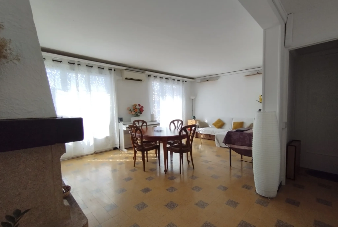 Appartement traversant avec balcon, parking et cave à Toulon La Loubière 