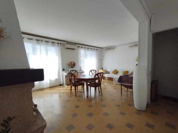 Appartement traversant avec balcon, parking et cave à Toulon La Loubière 