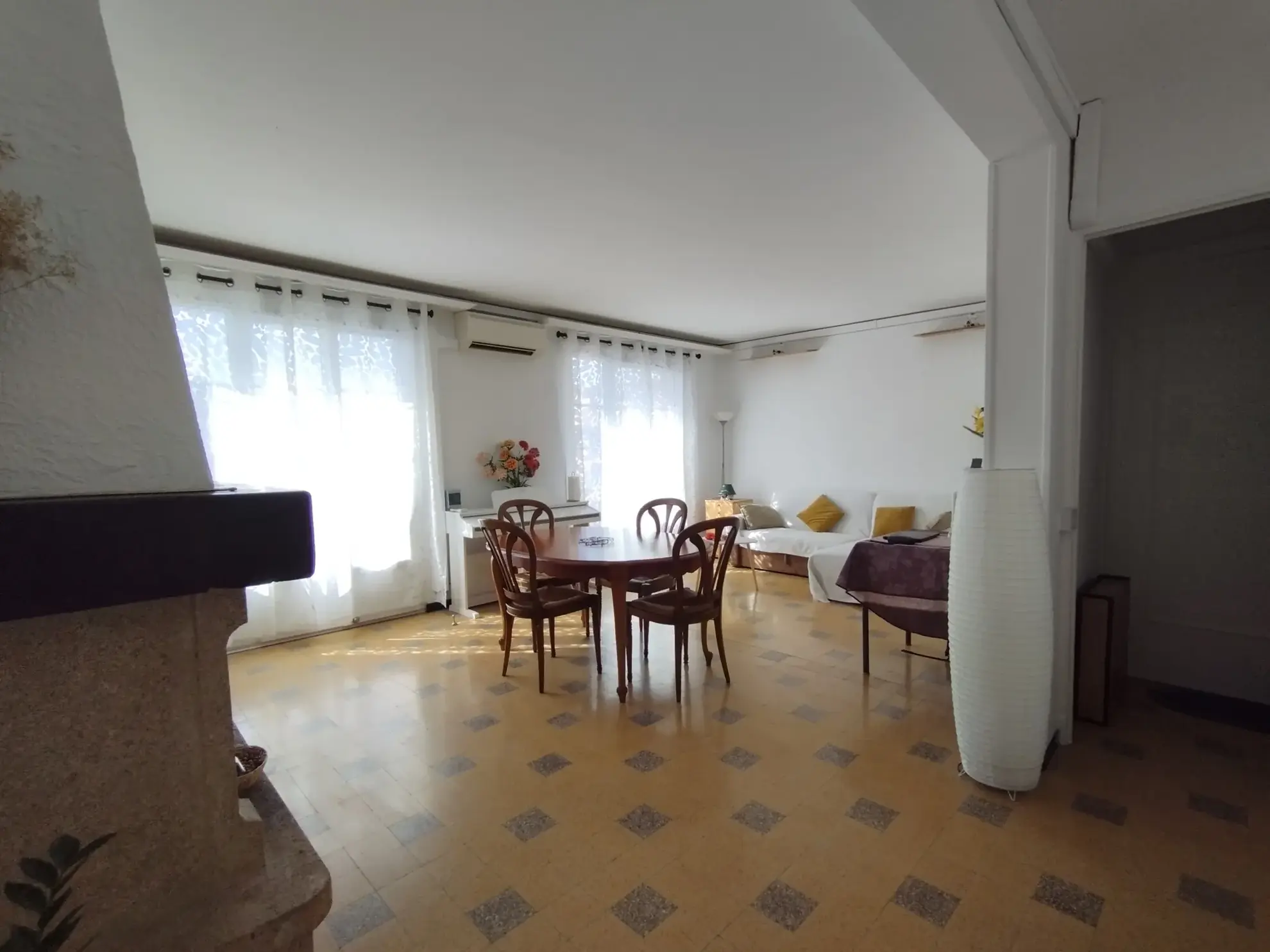 Appartement traversant avec balcon, parking et cave à Toulon La Loubière 