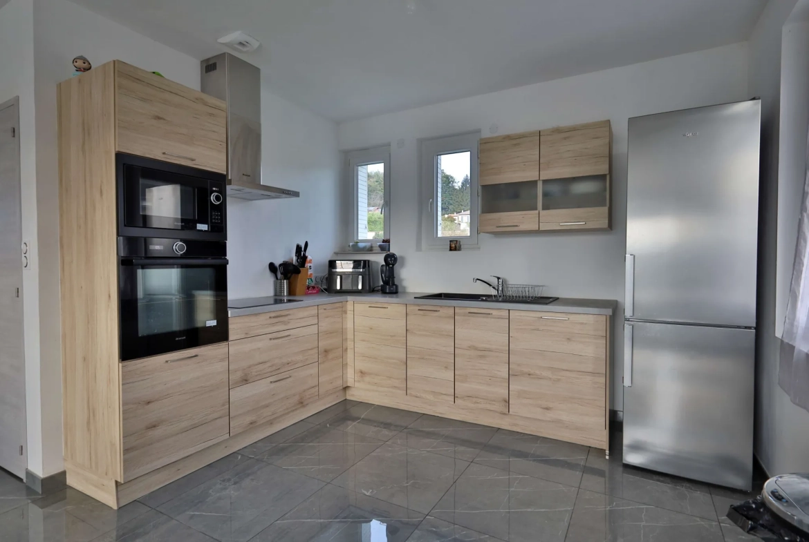 Maison T3 à vendre à Saint-Just-Chaleyssin avec grand terrain et sous-sol complet 
