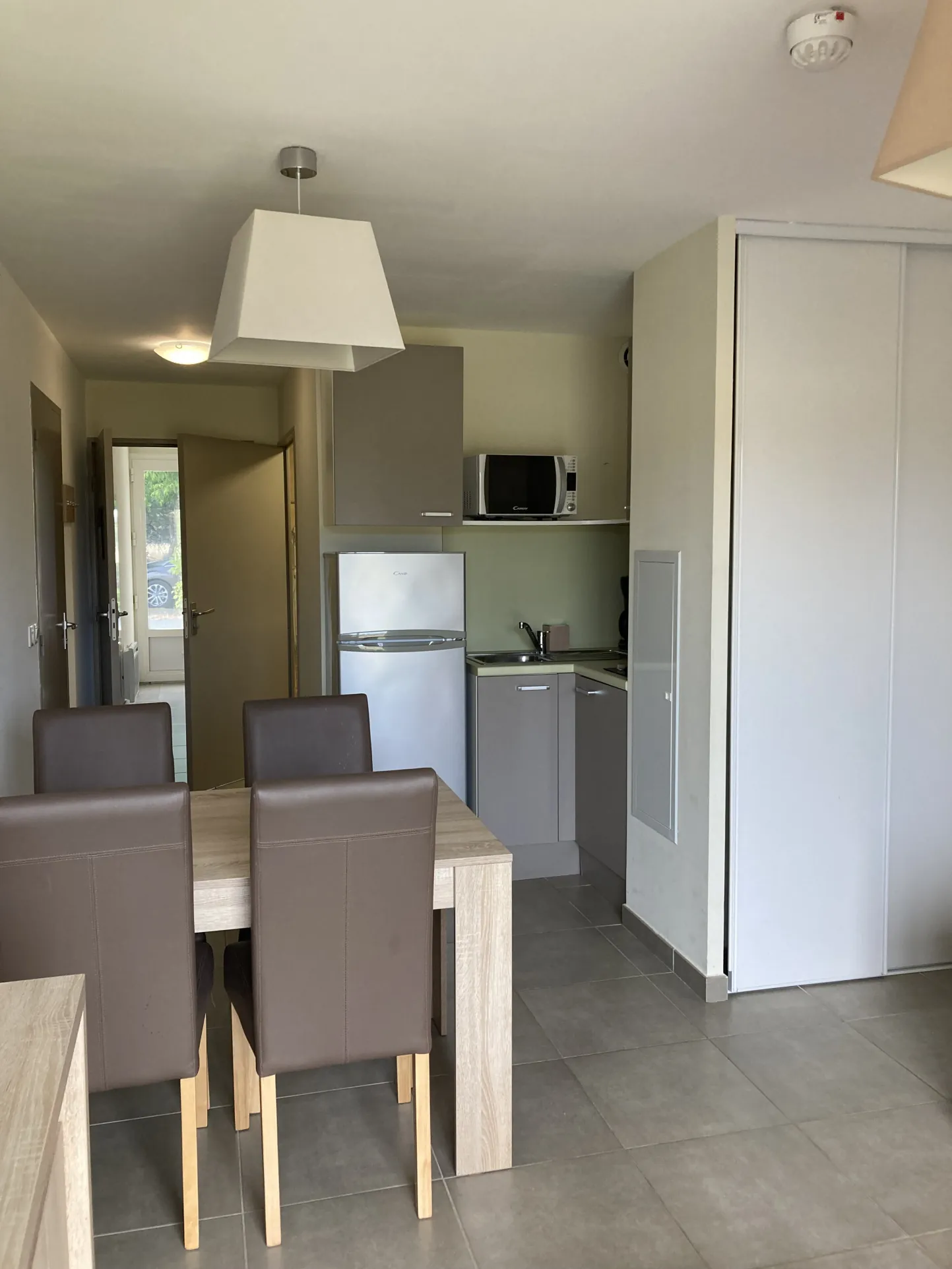 Studio meublé avec terrasse à louer à Salleles d'Aude, Bail commercial jusqu'en 2026 
