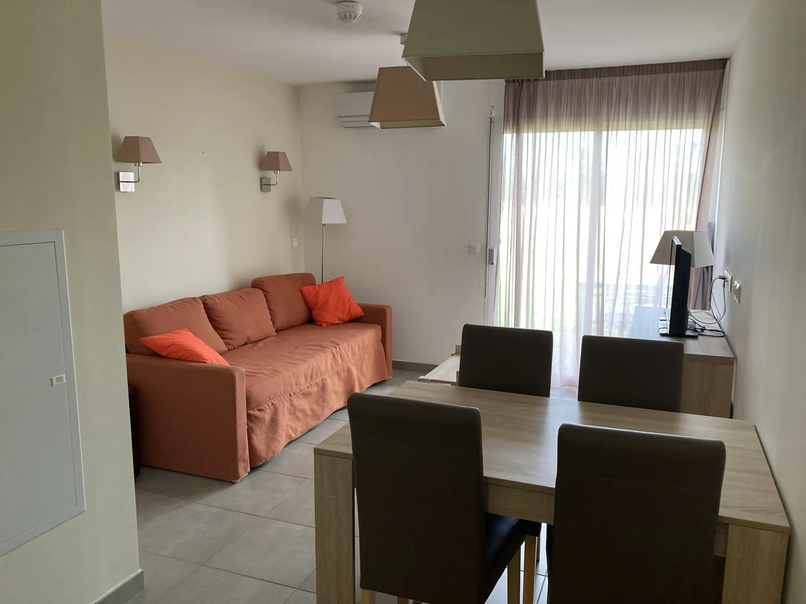 Studio meublé avec terrasse à louer à Salleles d'Aude, Bail commercial jusqu'en 2026 