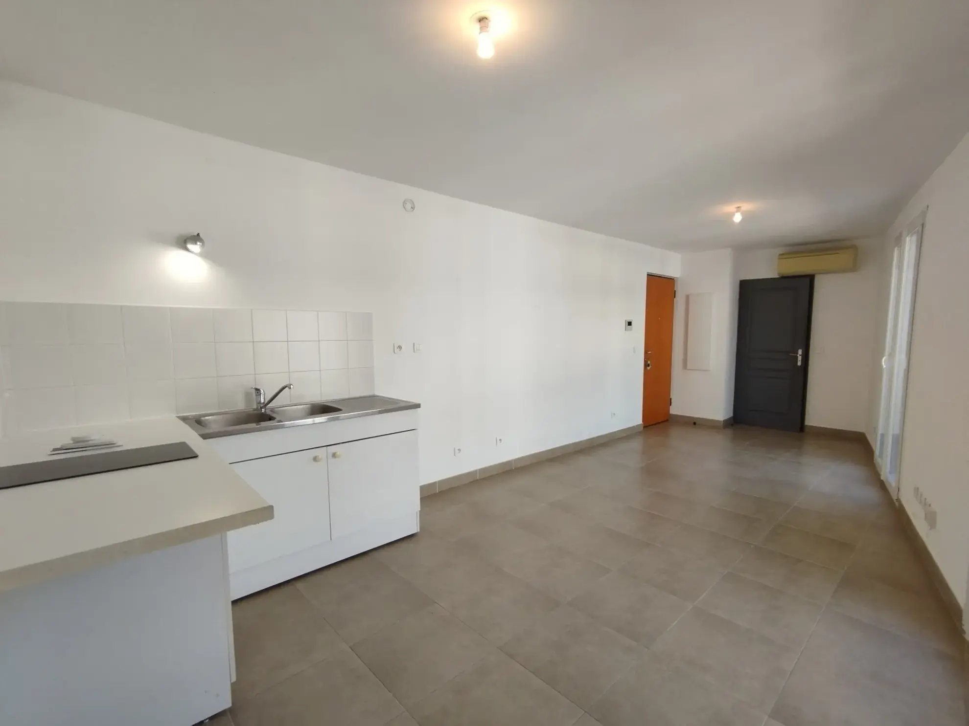 Studio moderne de 25 m² avec parking et balcon à Six Fours 