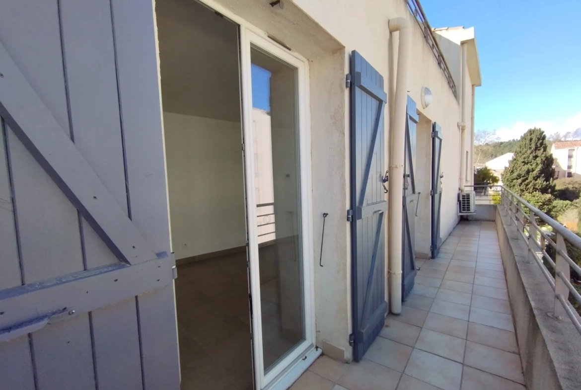 Studio moderne de 25 m² avec parking et balcon à Six Fours 