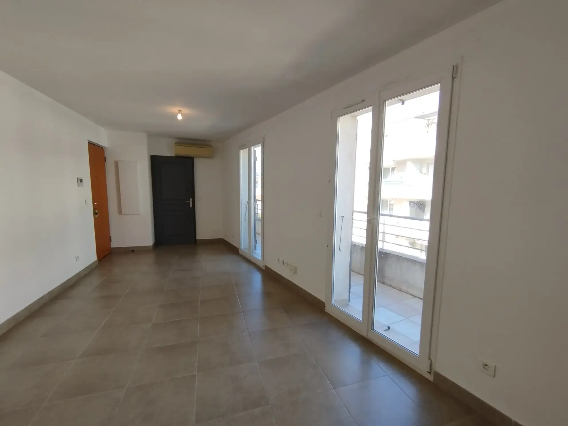 Studio moderne de 25 m² avec parking et balcon à Six Fours 