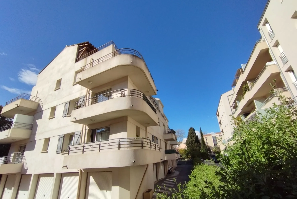 Studio moderne de 25 m² avec parking et balcon à Six Fours 