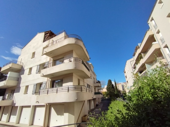 Studio moderne de 25 m² avec parking et balcon à Six Fours
