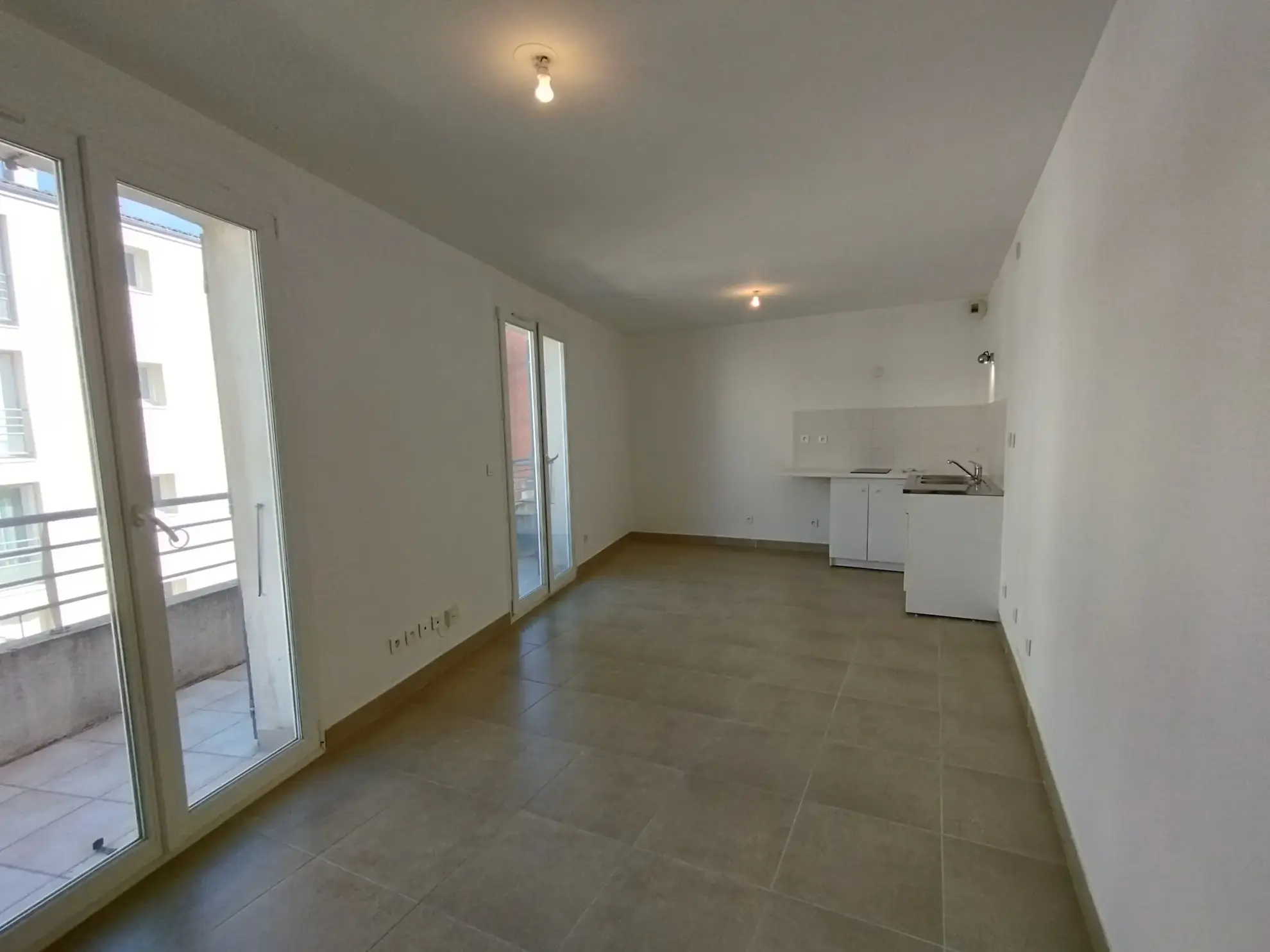 Studio moderne de 25 m² avec parking et balcon à Six Fours 