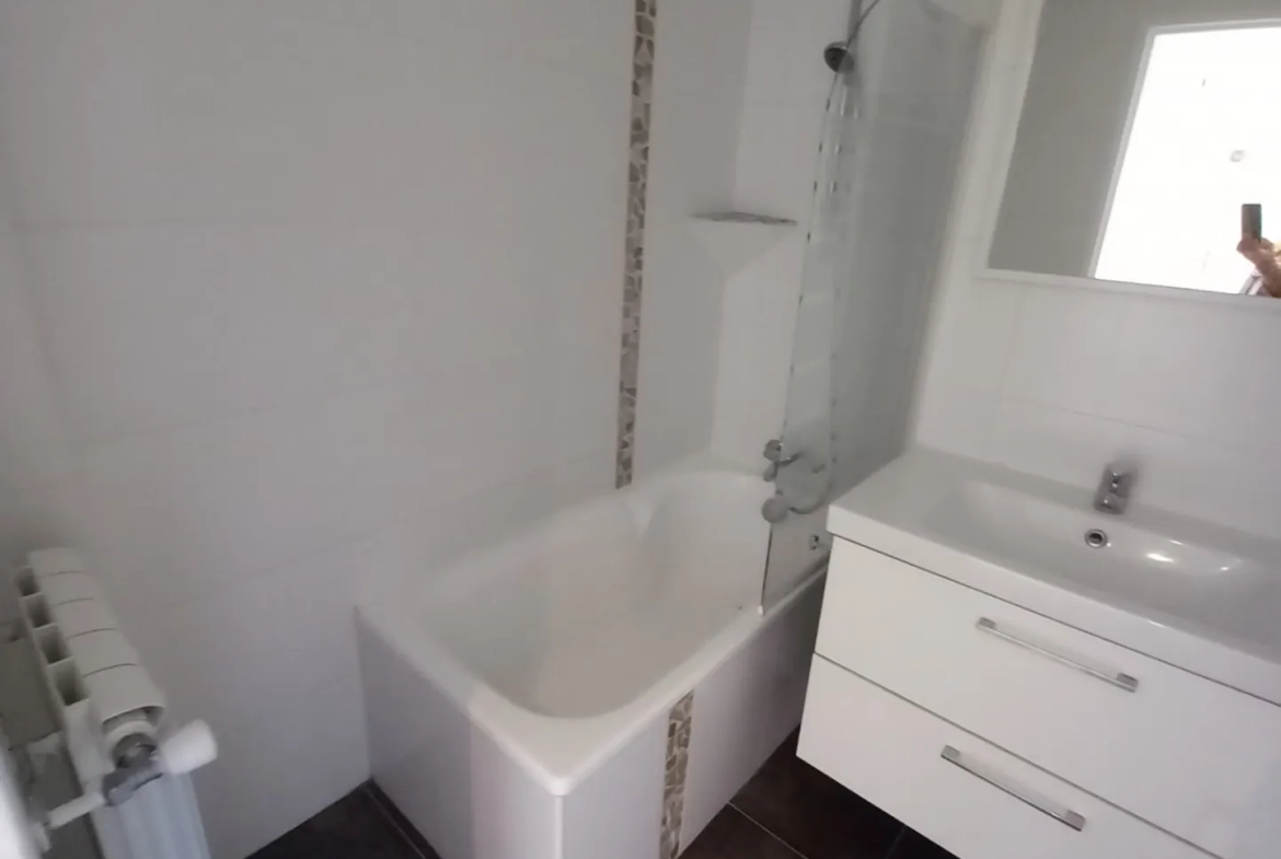 Appartement P3 rénové avec balcon et garage à Lunel 