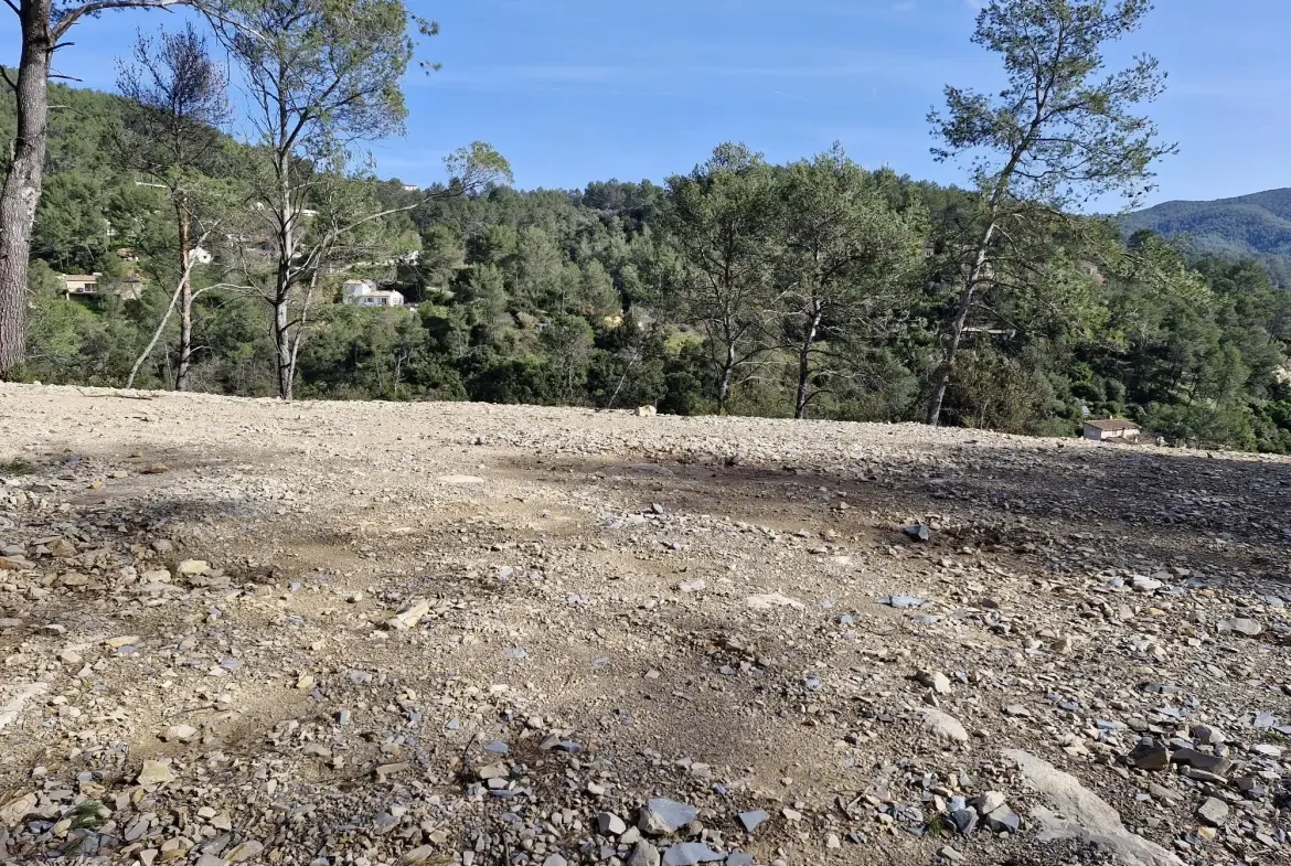 Terrain constructible de 1514 m² à Belgentier avec permis de construire 