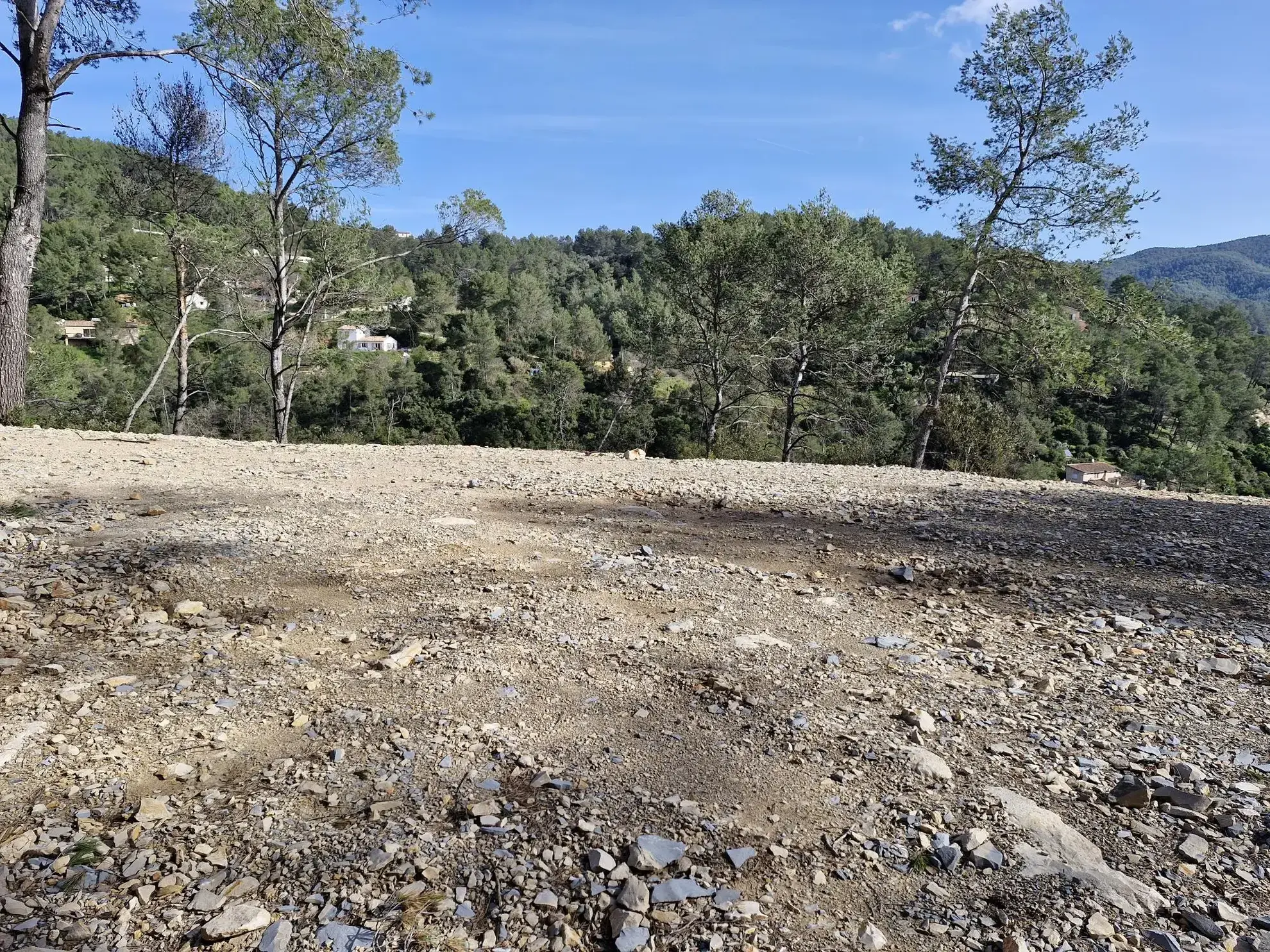 Terrain constructible de 1514 m² à Belgentier avec permis de construire 