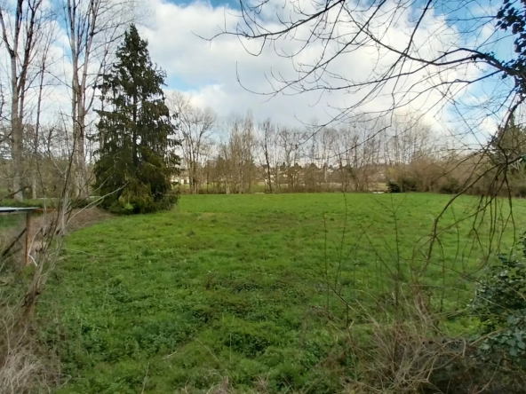 Terrain de loisir de 3500m² à Brantôme avec accès à la Dronne 