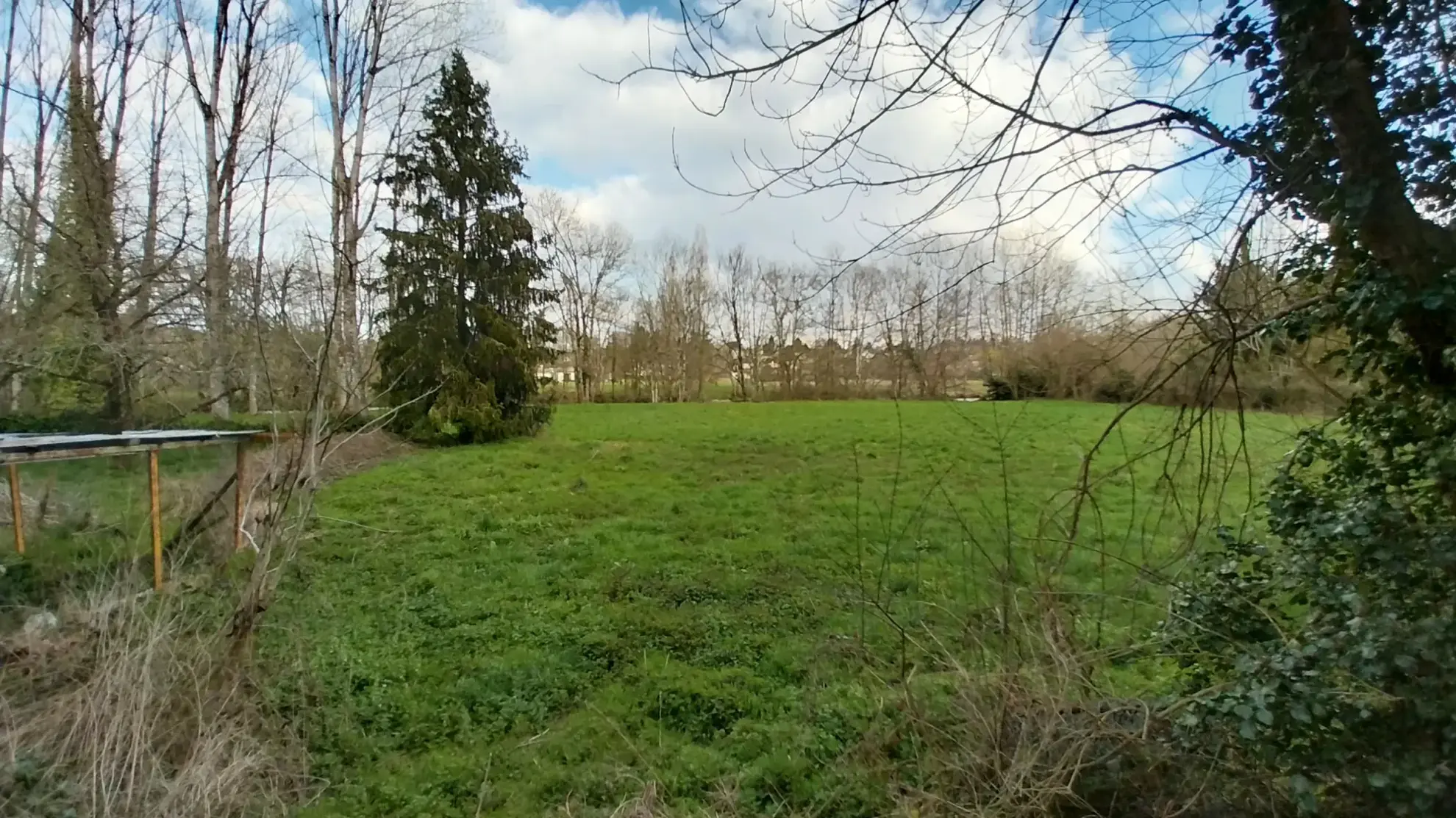 Terrain de loisir de 3500m² à Brantôme avec accès à la Dronne 