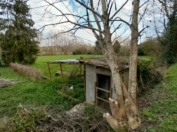 Terrain de loisir de 3500m² à Brantôme avec accès à la Dronne 