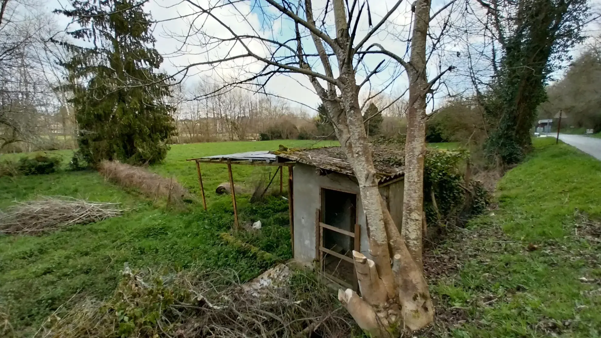 Terrain de loisir de 3500m² à Brantôme avec accès à la Dronne 