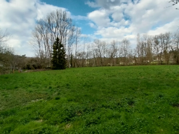 Terrain de loisir de 3500m² à Brantôme avec accès à la Dronne 