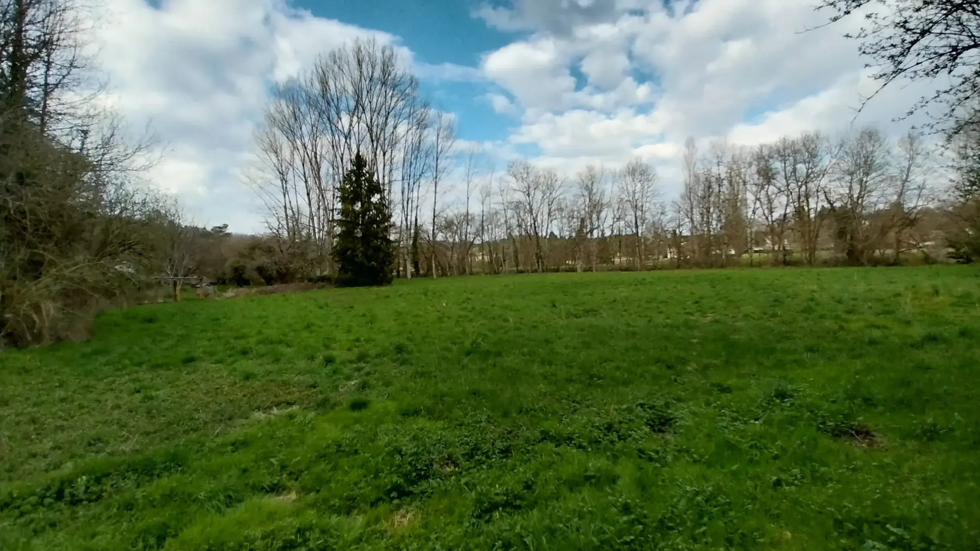 Terrain de loisir de 3500m² à Brantôme avec accès à la Dronne 