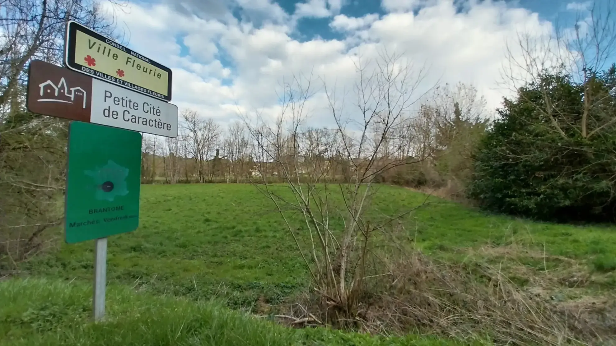 Terrain de loisir de 3500m² à Brantôme avec accès à la Dronne 