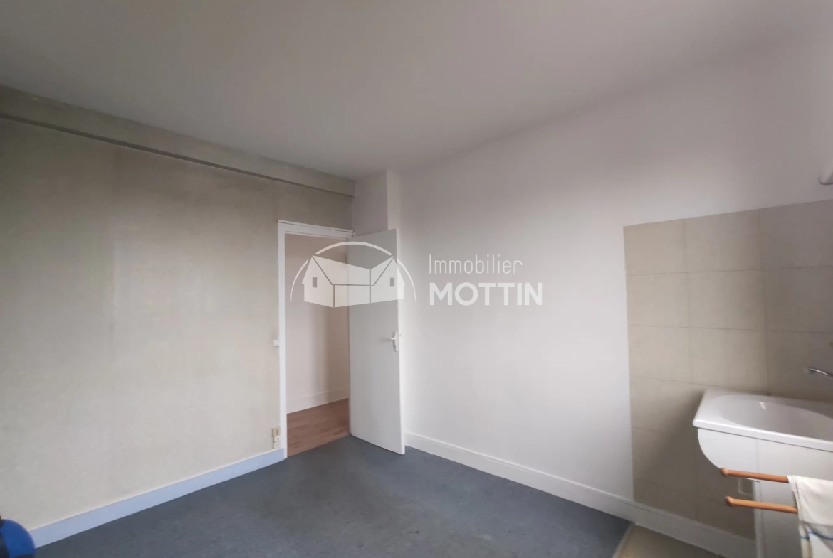 Appartement 4 pièces à Vitry-sur-Seine proche gare avec balcon et cave 
