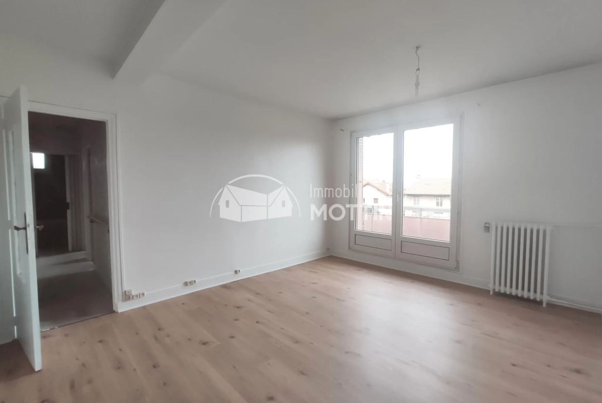 Appartement 4 pièces à Vitry-sur-Seine proche gare avec balcon et cave 