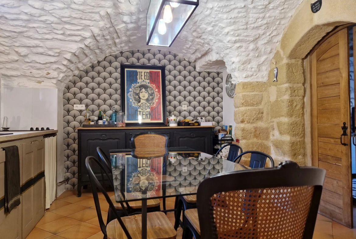 Maison en pierre à Villevieille de 93 m² avec jardin et terrasse 