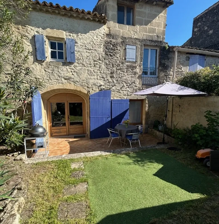 Maison en pierre à Villevieille de 93 m² avec jardin et terrasse 