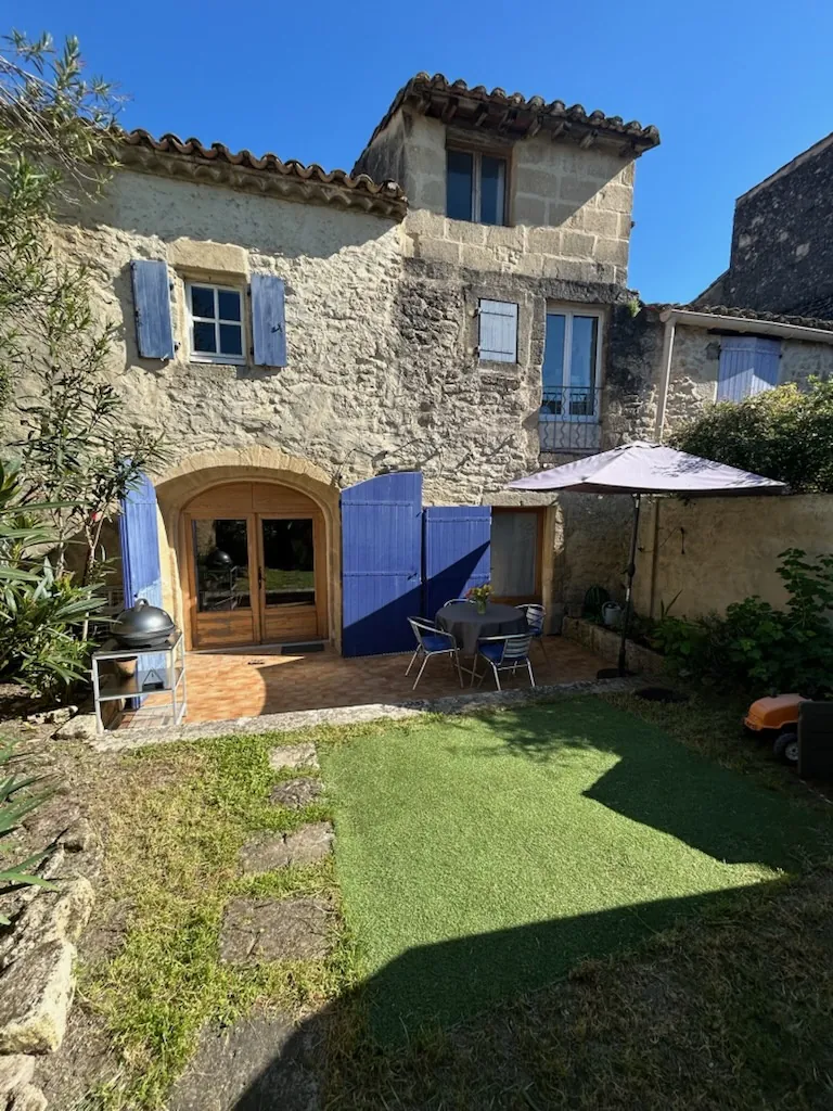 Maison en pierre à Villevieille de 93 m² avec jardin et terrasse 