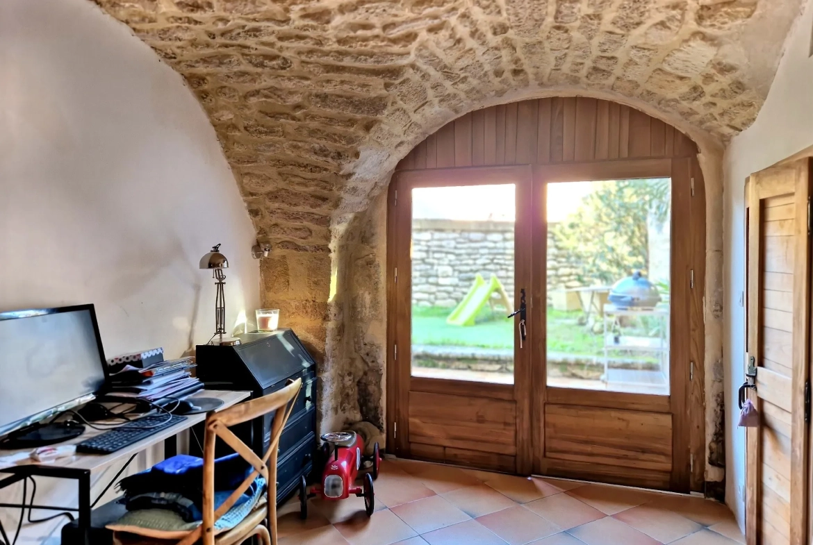 Maison en pierre à Villevieille de 93 m² avec jardin et terrasse 