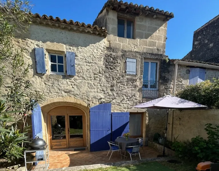 Maison en pierre à Villevieille de 93 m² avec jardin et terrasse 