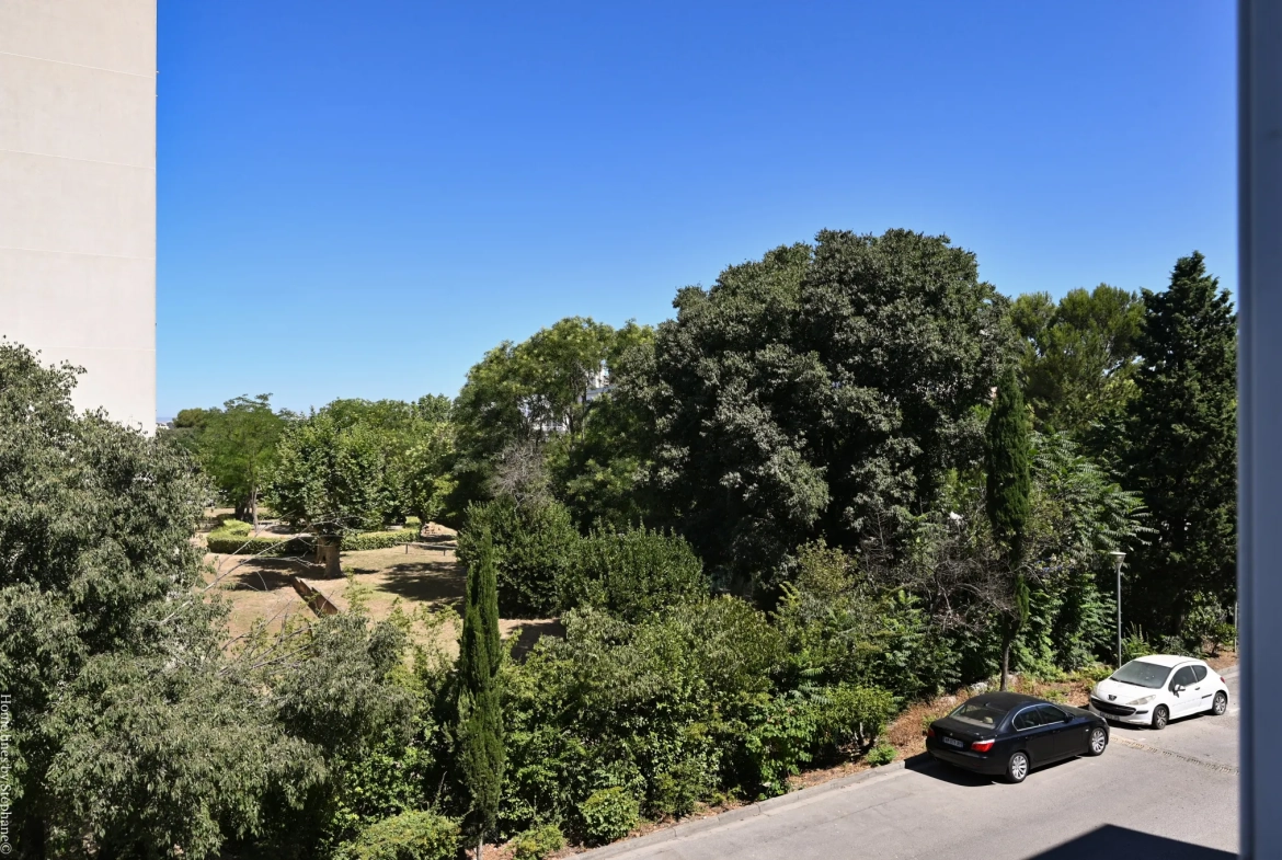 Appartement familial de 92m² à Saint Tronc, résidence sécurisée avec parking à Marseille 