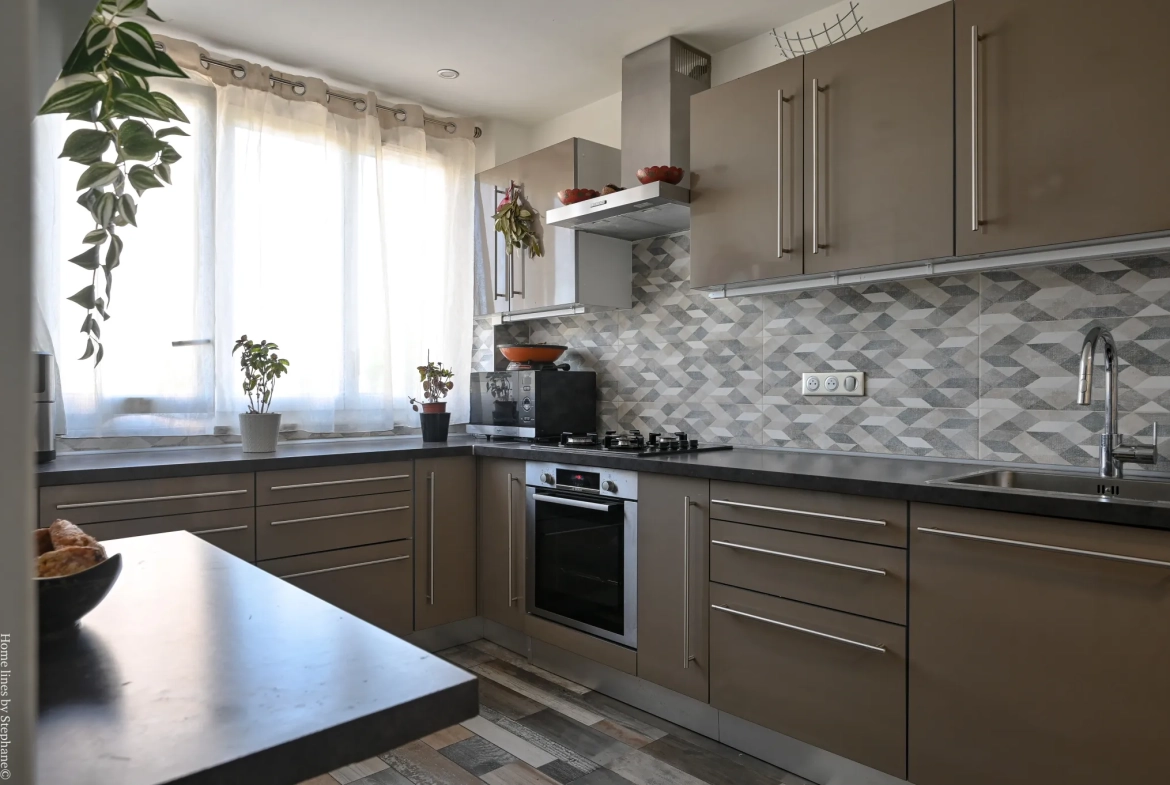 Appartement familial de 92m² à Saint Tronc, résidence sécurisée avec parking à Marseille 